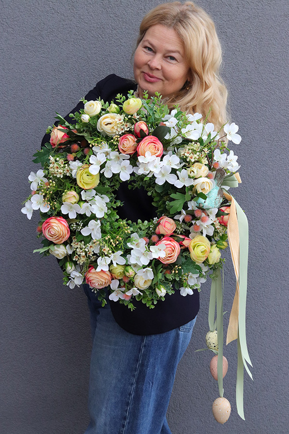 Klotylda, wielkanocny wianek na drzwi z jajkami