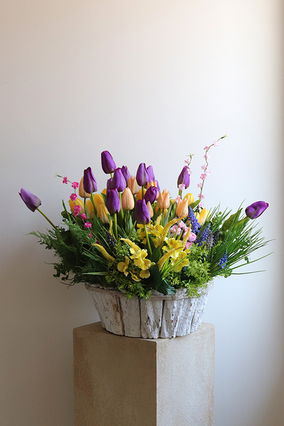 Viosenna, wiosenna dekoracja nagrobna z tulipanami