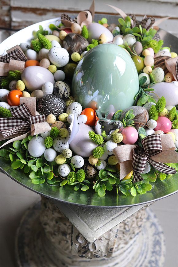 Drenisa Renallo, stroik wielkanocny na talerzu z jajem