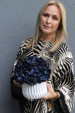 Navy Blue, kompozycja kwiatowa z granatowych hortensji, wys.27cm