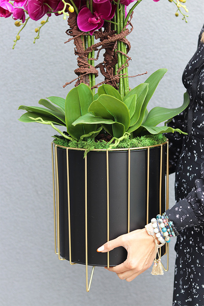 Pink Fuksja, sztuczny storczyk w szarej donicy na stojaku