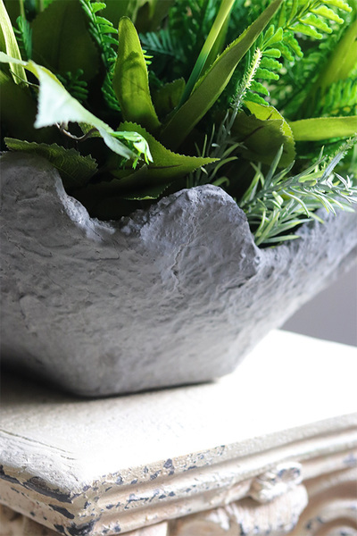 Czerwone Tulippe Volcan, kompozycja nagrobna w misie