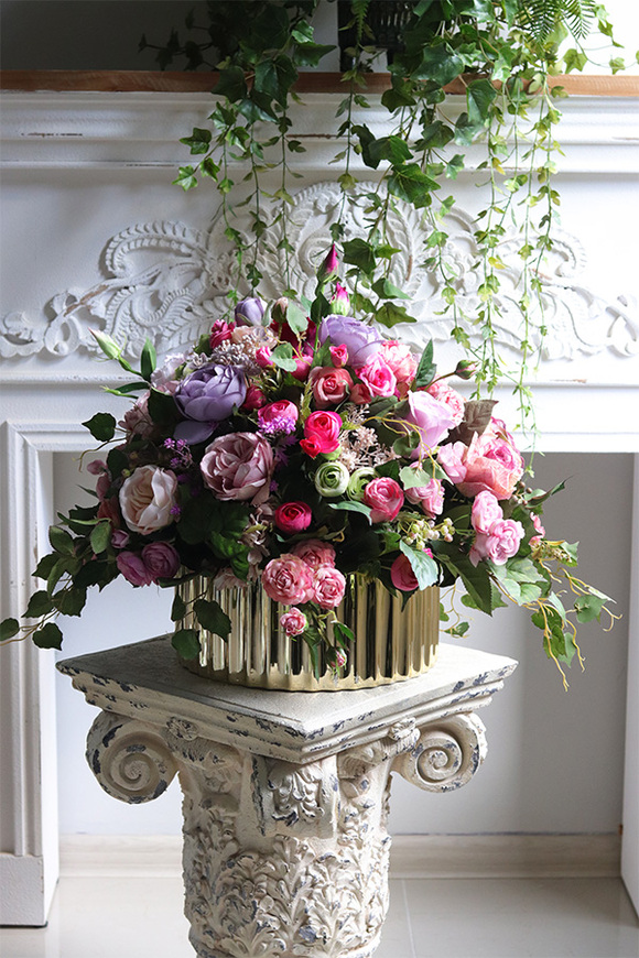 Pranella Lux, kompozycja kwiatowa w złotym naczyniu