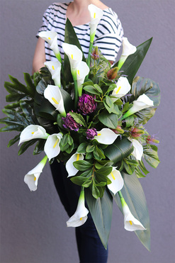 Kalla Medite, kompozycja nagrobna w misie, wym.47x75cm