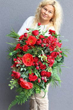 Monte Cassino, czerwona kompozycja nagrobna w osłonce, wys.40cm 