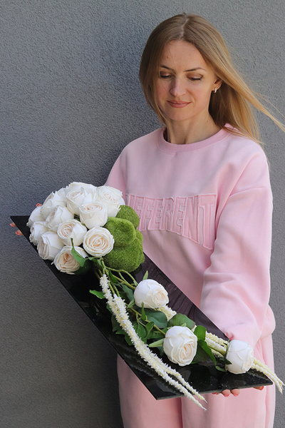 New Design Roses Ecru, dekoracja nagrobna na czarnej podstawie