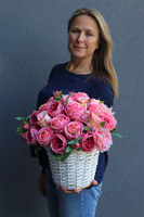 Romantyczna róża, kosz z różowymi kwiatami