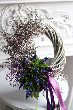 Szafirkowo Spring, asymetryczny wiosenny wianek na drzwi, rozp.40cm 