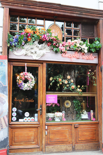 Bella Słodko-Słona, dekoracyjna girlanda kwiatowa