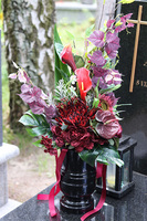 Lerrta, bukiet nagrobny z kaliami i czerwonym bluszczem