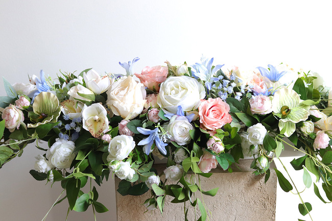 Longia Pastellano, kompozycja kwiatowa na długi stół