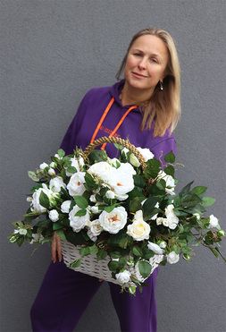 Białe Dni Roses, nagrobny kosz z białymi różami, wym.45x40cm