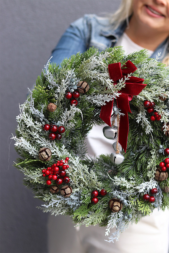 Karminia, świąteczny wianek z owocami