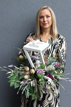 Angelo Floresa Violetina, kompozycja nagrobna w lampionie, wys.40cm