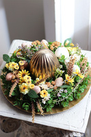 Palladito, stroik wielkanocny na talerzu z jajem	