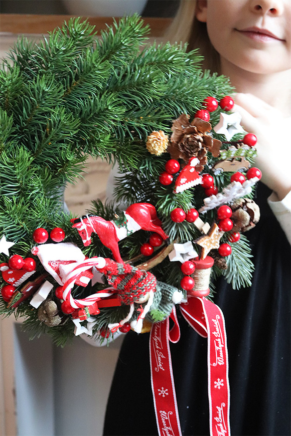 Konik na Biegunach, świąteczny wianek z asymetryczną dekoracją