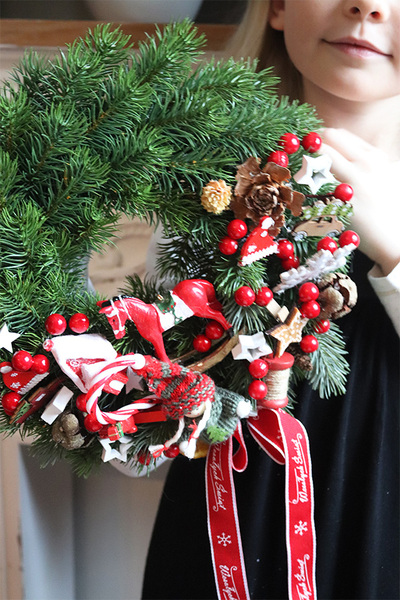 Konik na Biegunach, świąteczny wianek z asymetryczną dekoracją