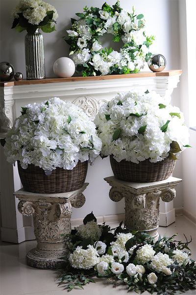 Prowansja, dekoracyjny wianek z białymi hortensjami