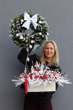 Biała Laponia, stroik świąteczny LED z dziadkiem, wym.37x70x30cm 