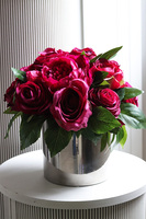 Figaro Peonessa, kompozycja kwiatowa w lustrzanym wazonie