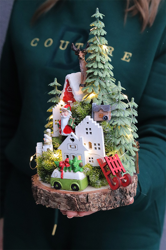 Mini World, świąteczny stroik na plastrze drewna