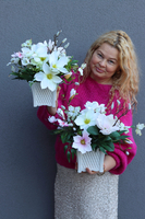 Magnolie Santi, kompozycja kwiatowa w naczyniu