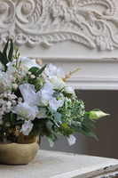 Bella Bianco Small, kompozycja kwiatowa w złotym naczyniu