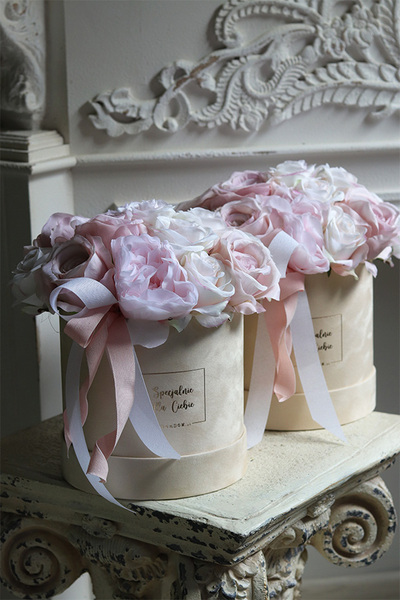 Cedite 2, welurowy flowerbox z różowymi kwiatami