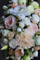 Georgina Cream 2, bogata kompozycja kwiatowa, wym.31x52cm 