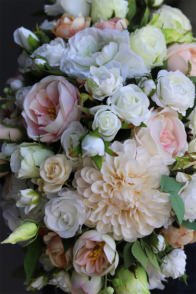 Georgina Cream 2, bogata kompozycja kwiatowa, wym.31x52cm 