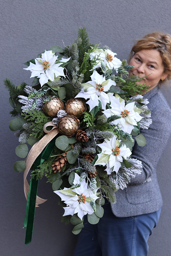 Białe Wspomnienia, kompozycja nagrobna w misie