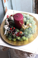 elegancki świąteczny stroik, Bordoti, na złotym talerzu, śr.35cm