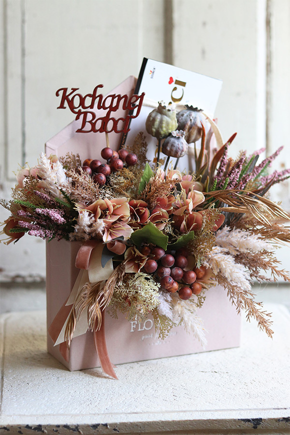 bardzo urocza koperta / flowerbox z pralinami, Nedia Chocolates, wym. 30x38cm  