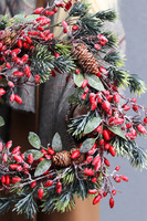 Redd, zimowy wianek z czerwonymi owocami