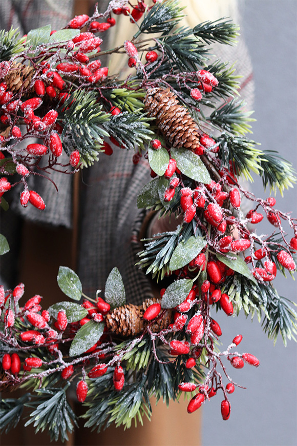 Redd, zimowy wianek z czerwonymi owocami