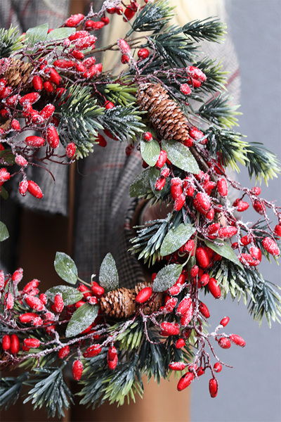 Redd, zimowy wianek z czerwonymi owocami