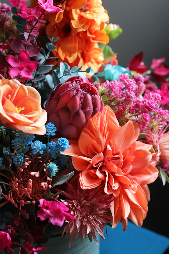 Bollywood, kompozycja kwiatowa w energetycznych kolorach, wys.70cm +wystające elem.