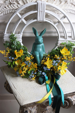 Gredia Blue, wielkanocny wianek na drzwi z zającem, rozp.42cm