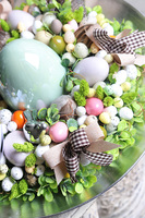 Drenisa Renallo, stroik wielkanocny na talerzu z jajem