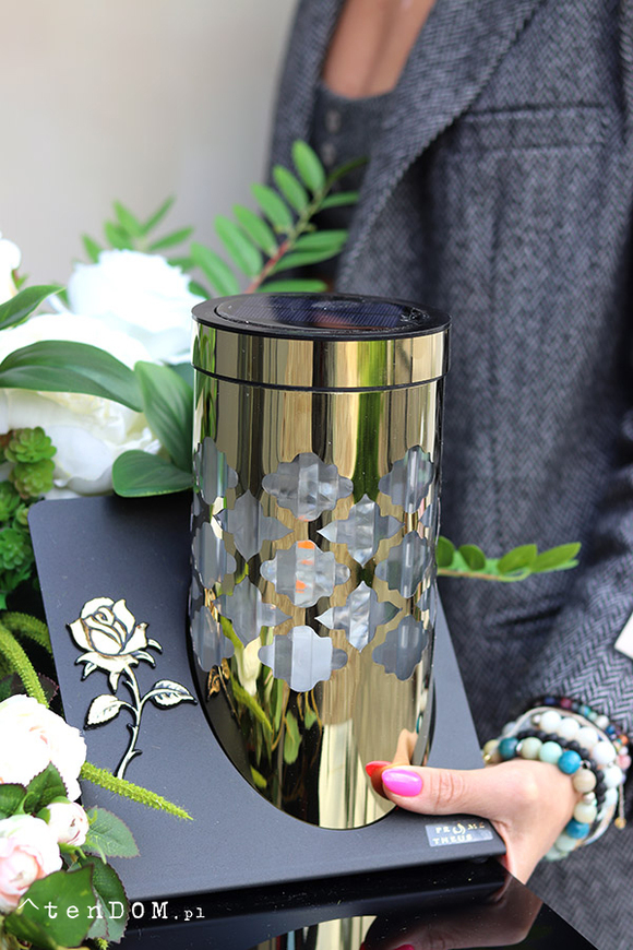 Solaria, dekoracja nagrobna na pleksji z lampionem