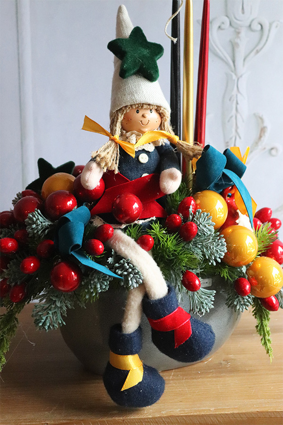 Święta u Elwiry, stroik bożonarodzeniowy z laleczką