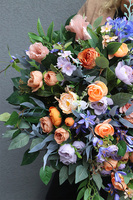 Gerfa Nelita, fioletowo-pomarańczowa kompozycja nagrobna w naczyniu