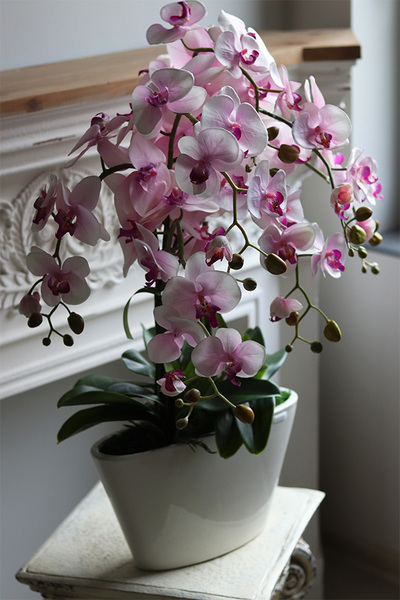 Różowe Chwile, sztuczny storczyk w białej donicy