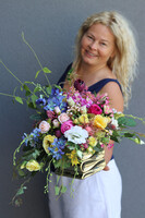 Summer Gold, kompozycja kwiatowa w złotym naczyniu