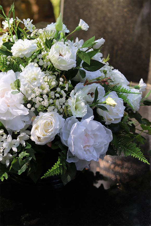 Fleurs Blanches, kompozycja nagrobna w misie