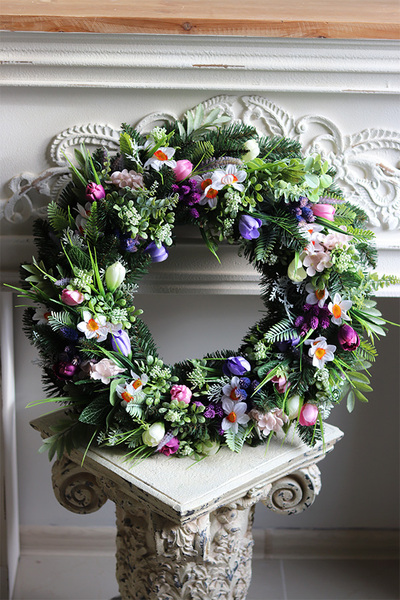 duży wieniec nagrobny, Wiosną