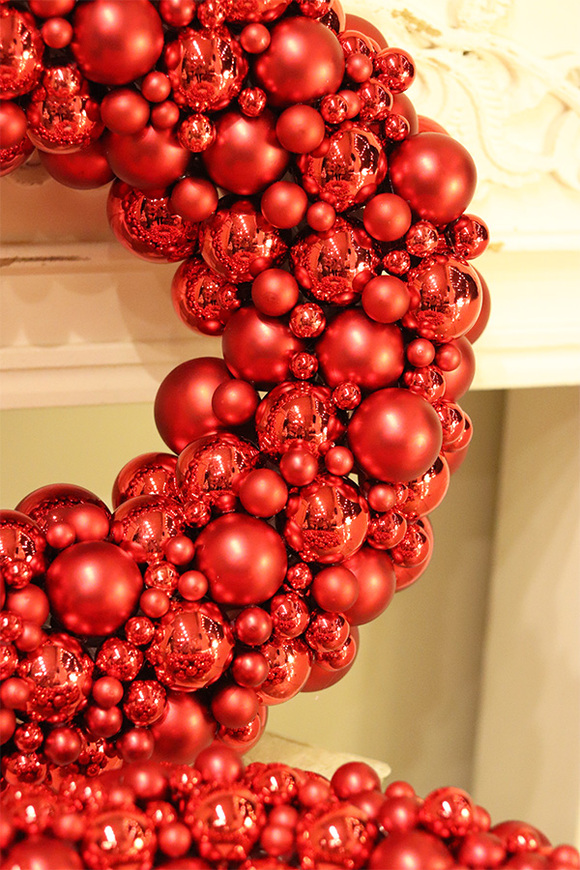 Pandora Red Big, świąteczny wianek ze szklanych bombek na drzwi