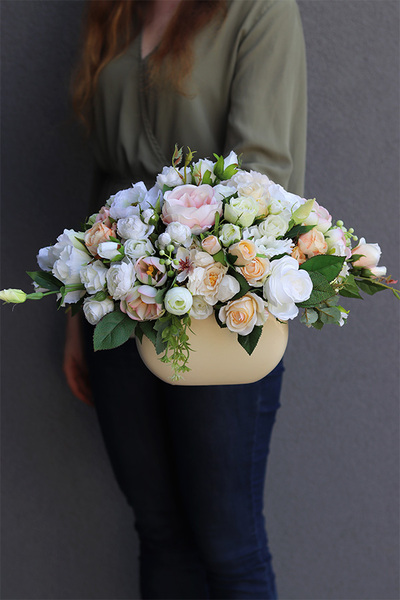 Georgina Cream 2, bogata kompozycja kwiatowa, wym.31x52cm 