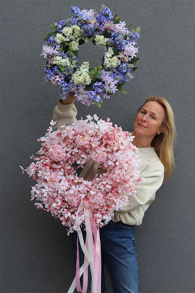 Pink Lady Eyre, asymetryczny wianek dekoracyjny