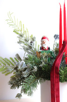 W Oslo, stroik świąteczny z piernikowym domkiem